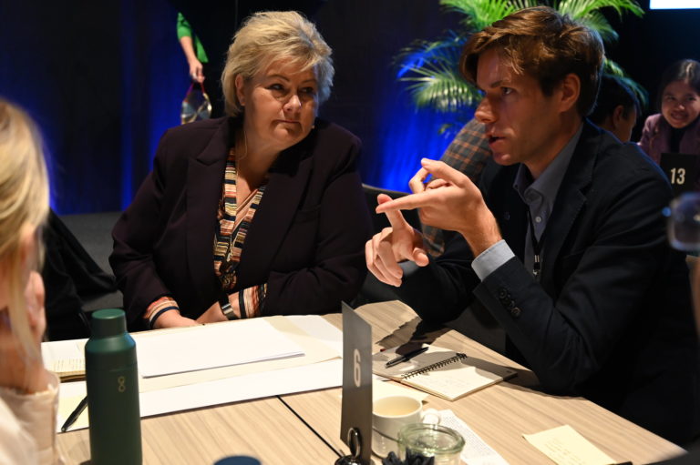 <p>The prime minister of Norway, Erna Solberg, discussing the problems related to plastic with our team. She spent 5 minutes with each team after her speech. Photo: SOA</p>
