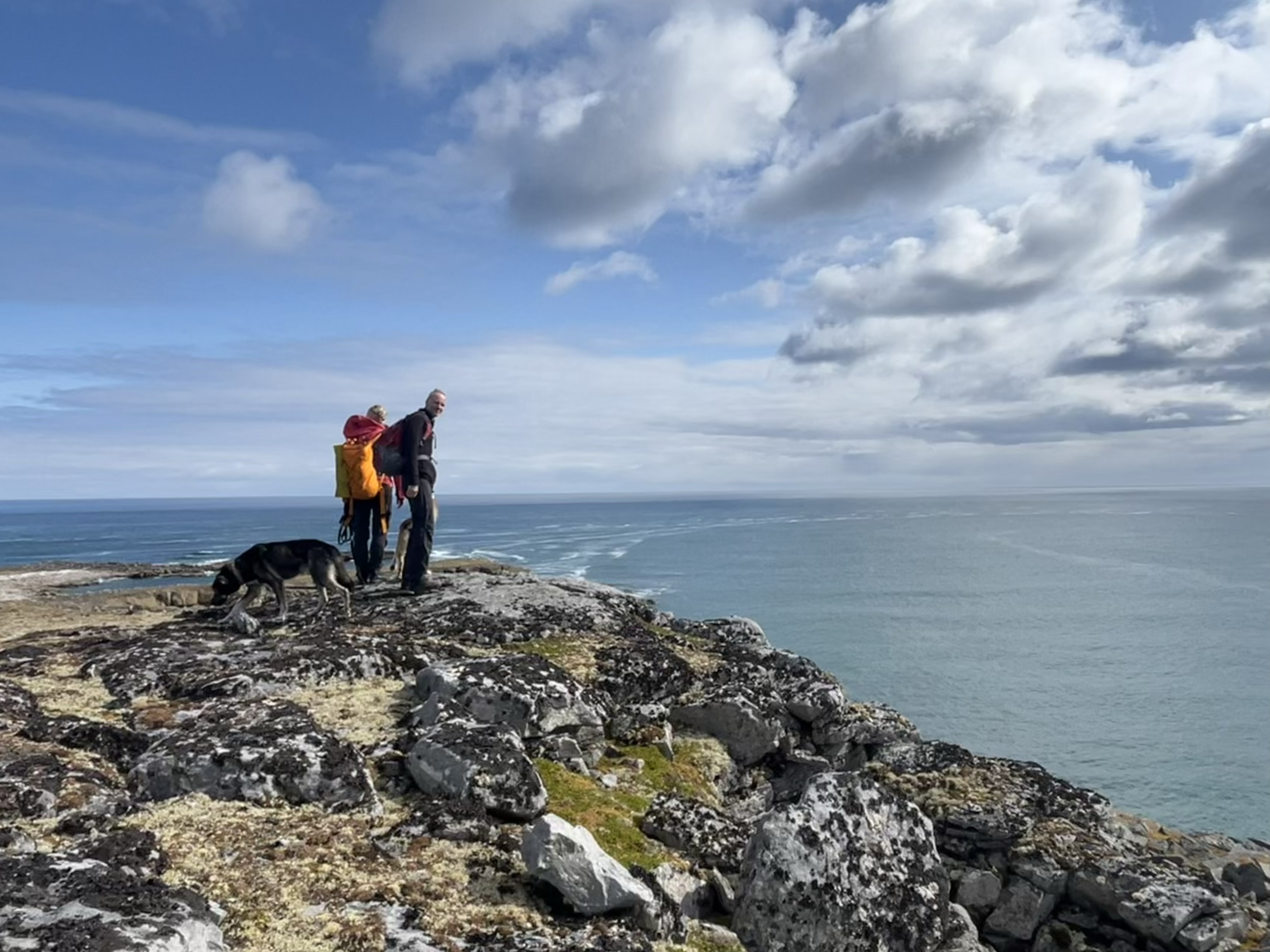 Eivind og Ina ved Kapp Nordenskiöld der havet står på både fra sør og øst. Foto: Marte Haave/SALT.