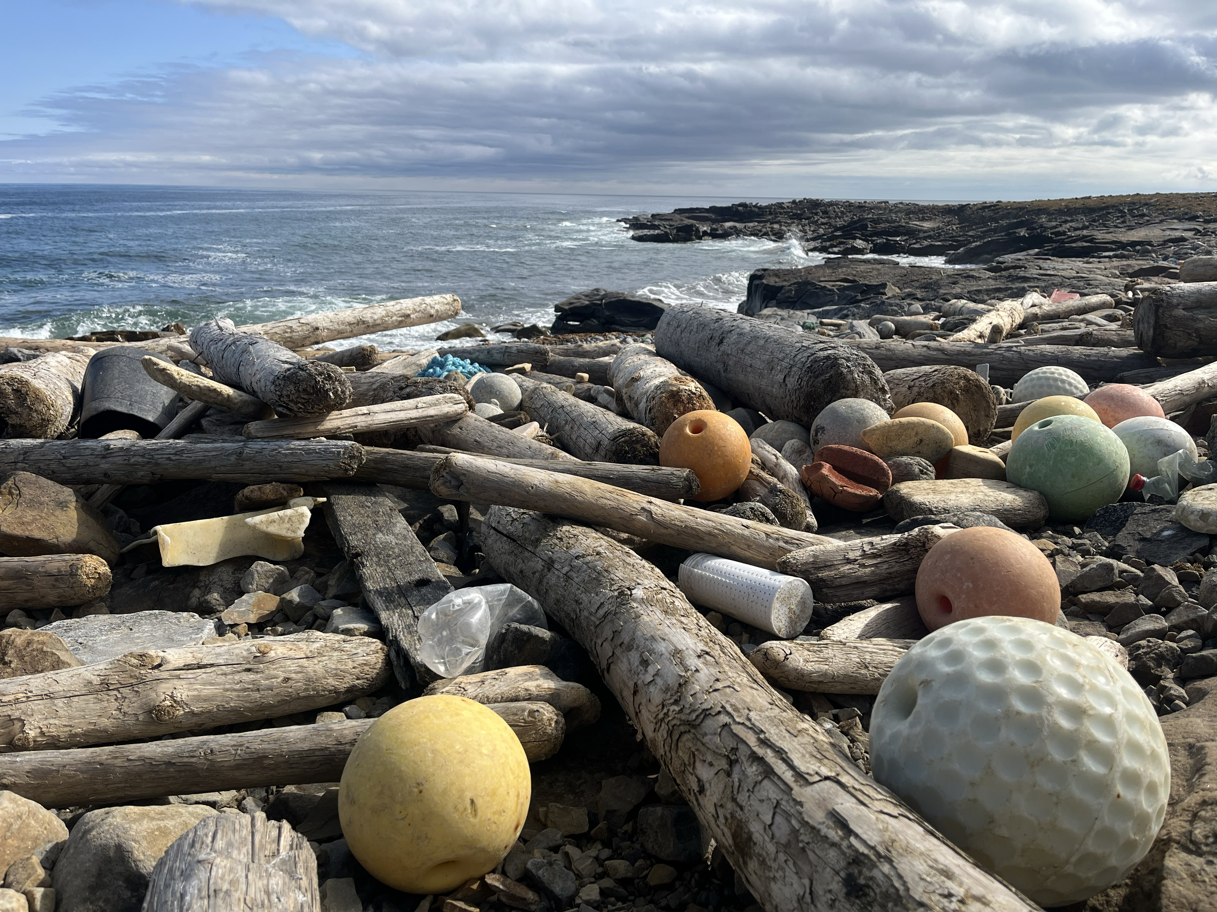 Strendene ved Kapp Nordenskiöld samler mye marint avfall. Foto: Marte Haave/SALT.
